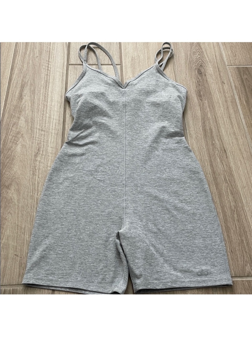 Alo Yoga Alosoft Suns Out Onesie Athletic Heather Grey 5” Sz XS 2-4 W8137R - Picture 4 of 10